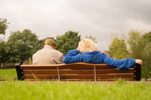 Altes Paar sitzt auf der Bank